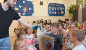 „Zasady fizyczne czy kwasy chemiczne”
