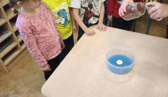  Jesienna ścieżka sensoryczna – zabawy ze zmysłami w praktyce 