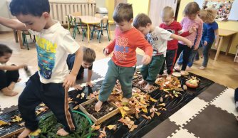  Jesienna ścieżka sensoryczna – zabawy ze zmysłami w praktyce 