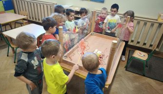  Jesienna ścieżka sensoryczna – zabawy ze zmysłami w praktyce 