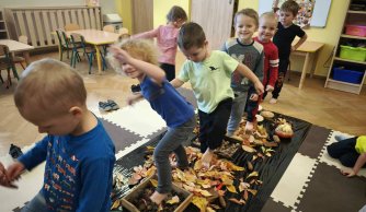  Jesienna ścieżka sensoryczna – zabawy ze zmysłami w praktyce 