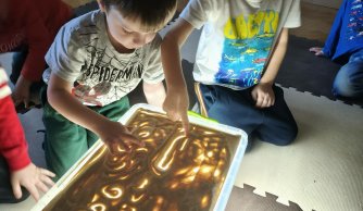  Jesienna ścieżka sensoryczna – zabawy ze zmysłami w praktyce 