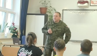„Edukacja z wojskiem” – pouczający wykład ppor. dr. Sławomira Franca z WOT
