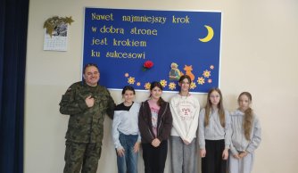 „Edukacja z wojskiem” – pouczający wykład ppor. dr. Sławomira Franca z WOT