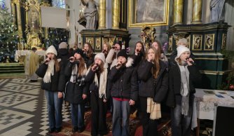 Kolędowanie, które łączy serca – szkolny chórek w Radzięcinie
