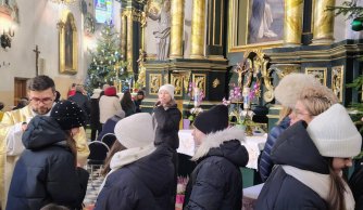 Kolędowanie, które łączy serca – szkolny chórek w Radzięcinie