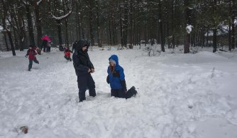 Śnieżna wyprawa pełna radości – szkolny kulig w Dylach