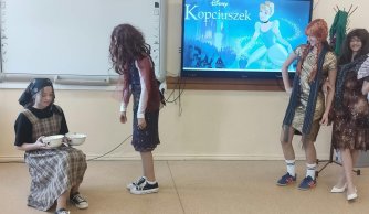 Głos, pasja i magia, czyli jak siódmoklasiści ożywili „Kopciuszka” dla pierwszaków!