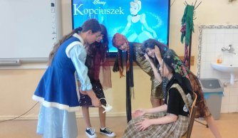 Głos, pasja i magia, czyli jak siódmoklasiści ożywili „Kopciuszka” dla pierwszaków!